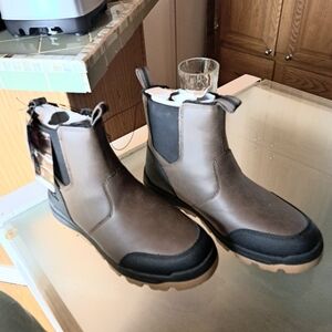 New Ozark Trail lboots Size 11 Waterproof, Insulated Easy On And Off